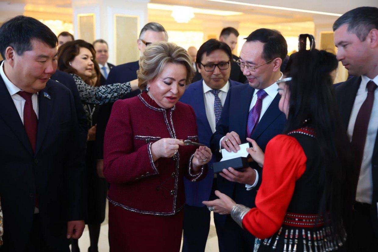 Видеофакт: Якутяне подарили Валентине Матвиенко хомус