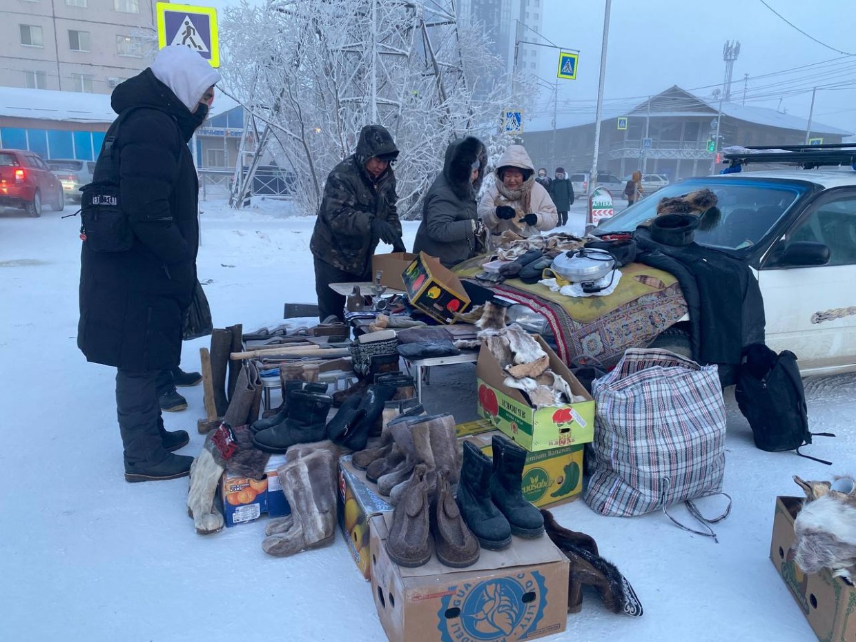 Унты, кольца, чудо-сковорода – как вещи попадают на барахолку?