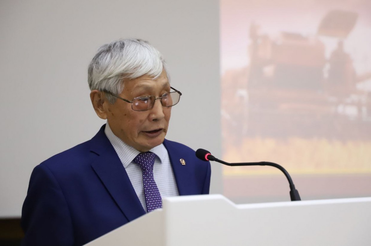 Иннокентий Иванов презентовал книгу "Земля и люди", посвящённую 350-летию хлебопашества в республике