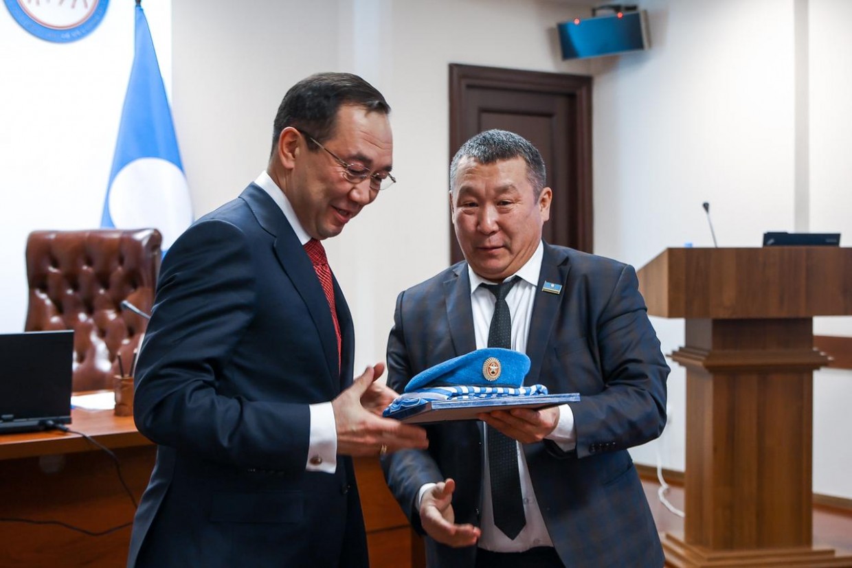 Главе Якутии Айсену Николаеву десантники подарили тельняшку и берет