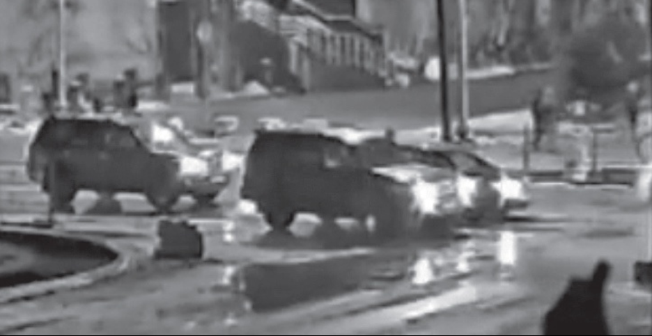 О стрельбе у мэрии Якутска: первый стал бить, второй — отстреливаться из травматического пистолета