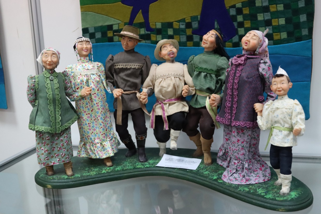 Народные мастера передали Айсену Николаеву подарок