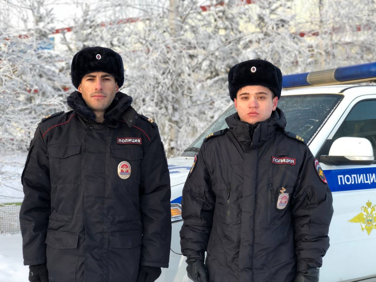 В Якутии полицейские спасли провалившегося в яму мужчину