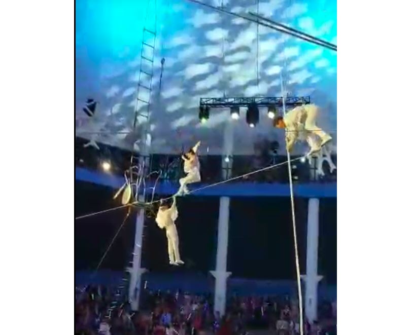 На Елке Главы Якутии акробаты рухнули с каната