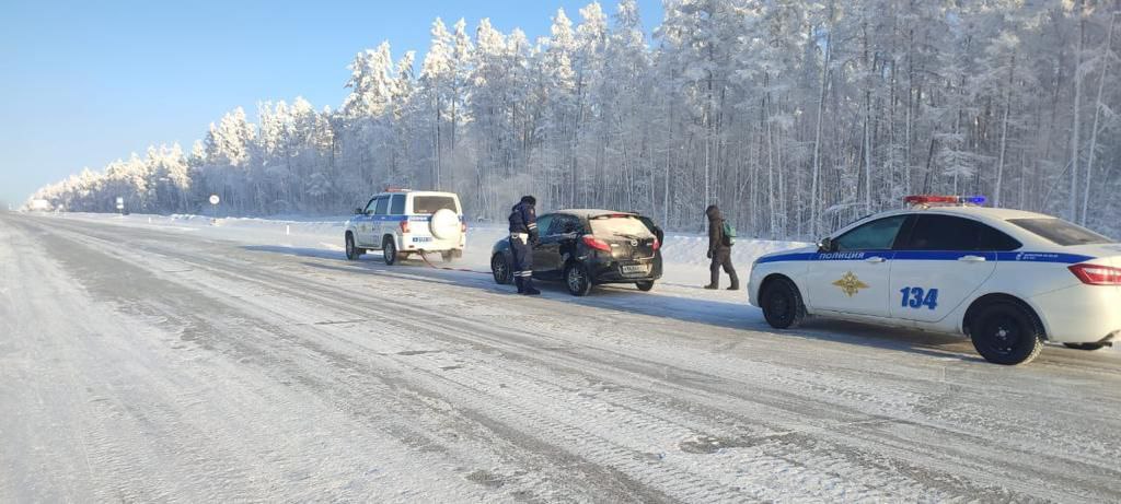В Якутии инспекторы ДПС помогли гражданам, чей автомобиль сломался на трассе в 50-градусный мороз