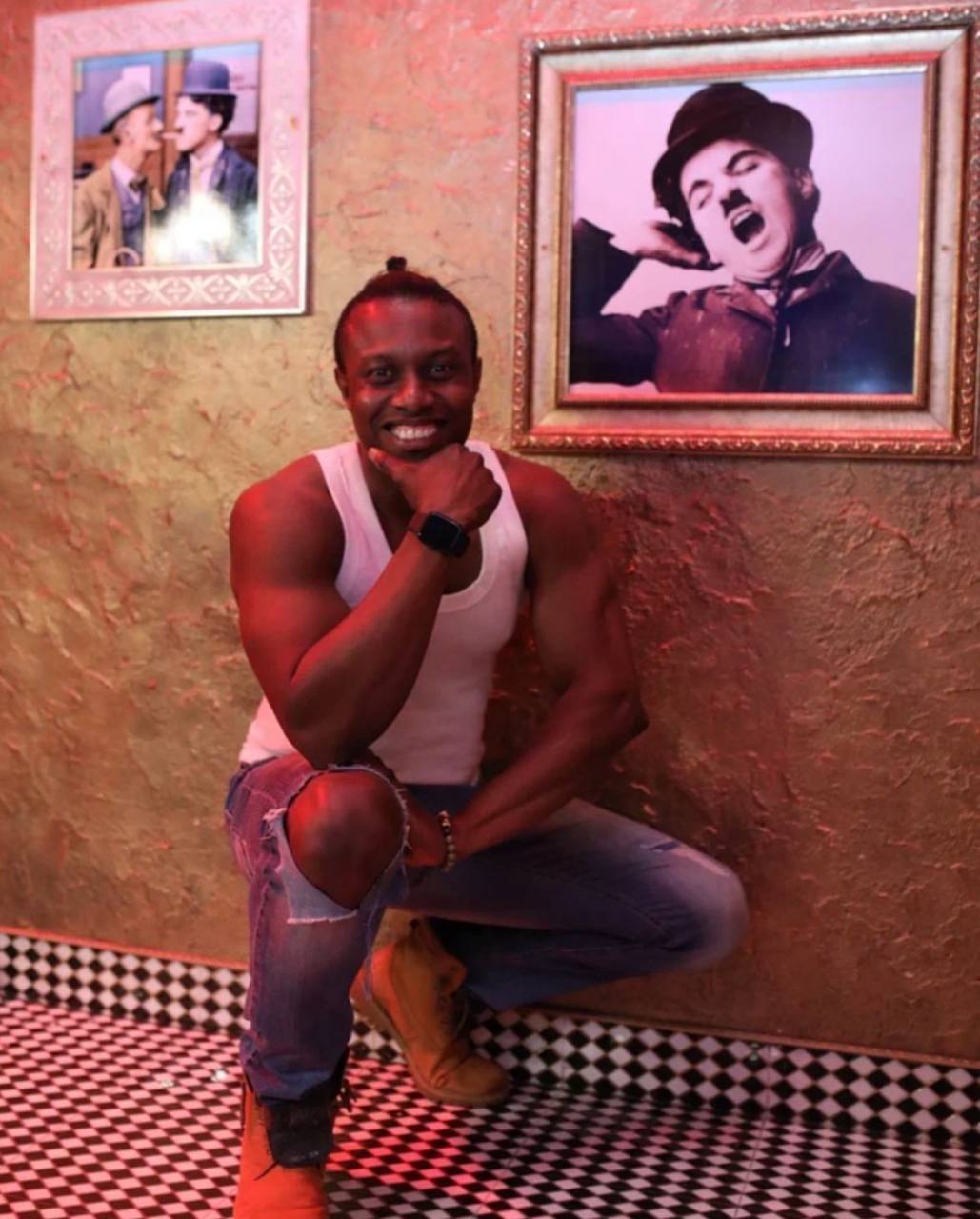 «Требуем прекратить разврат!». Группа верхневилюйских пенсионеров пожаловалась на стриптизера Скина, работающего в клубе Якутска