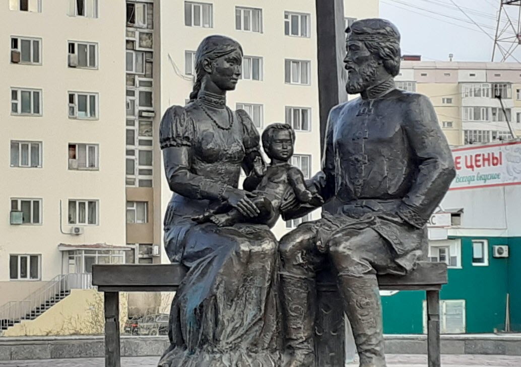 Вандалы отпилили фрагмент памятника Дежневу и Абакаяде в Якутске