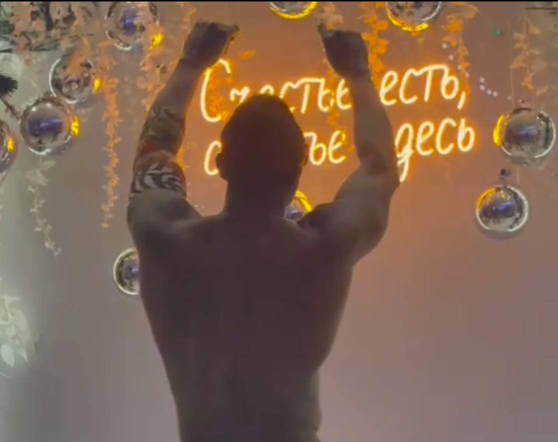 В Якутии не спадает интерес к стриптизеру из Нигерии. На этот раз им заинтересовались в Үс Түмсүү