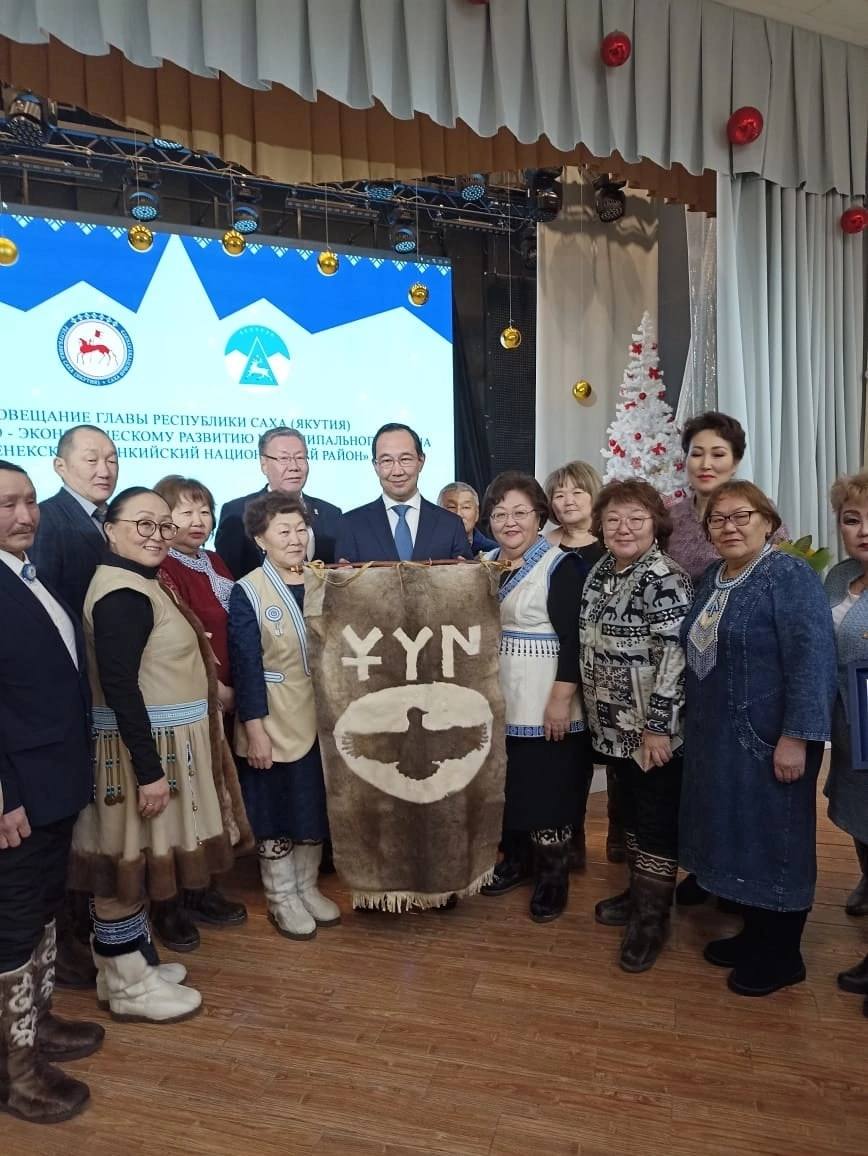 Фотофакт: Оленекцы подарили Айсену Николаеву напутственный коврик и выразили полную поддержку на предстоящих выборах