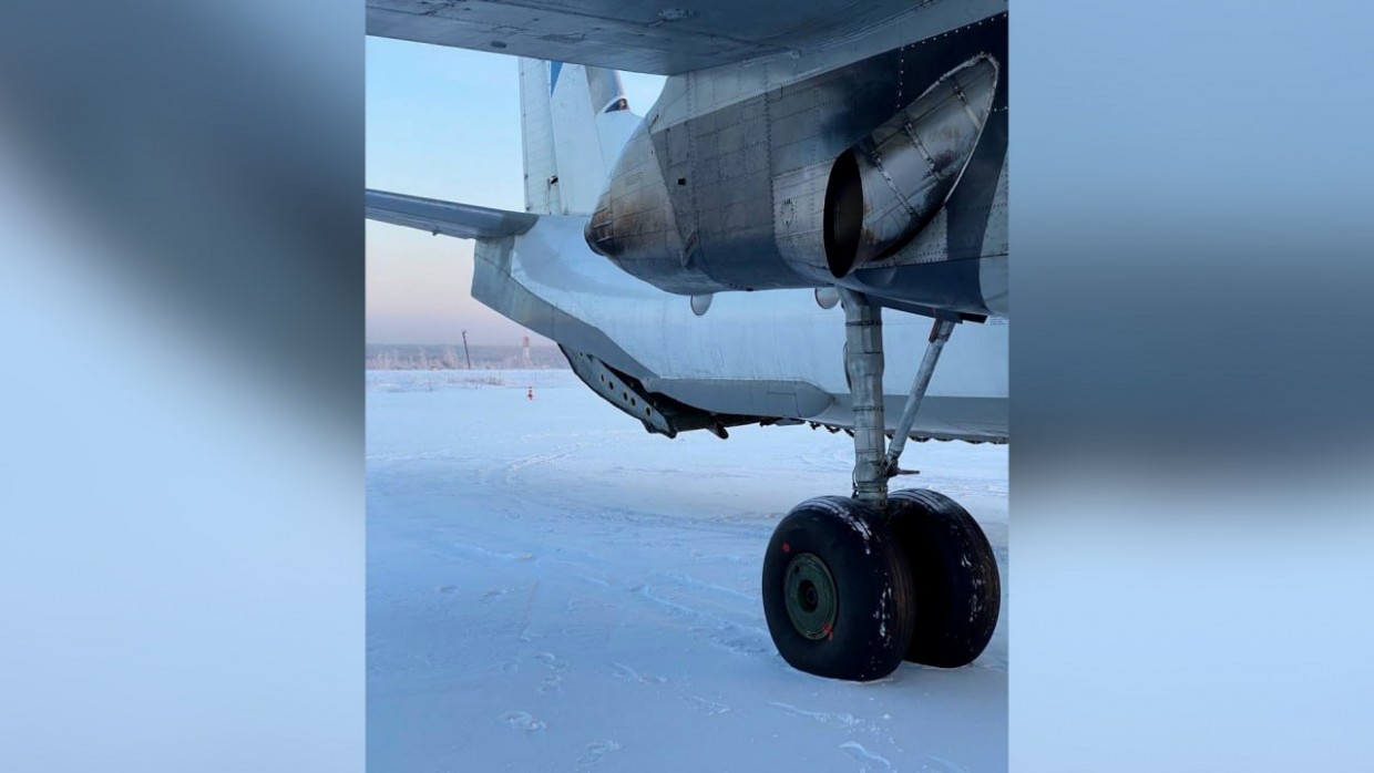 В Якутии у пассажирского Ан-26 во время полёта открылась дверь
