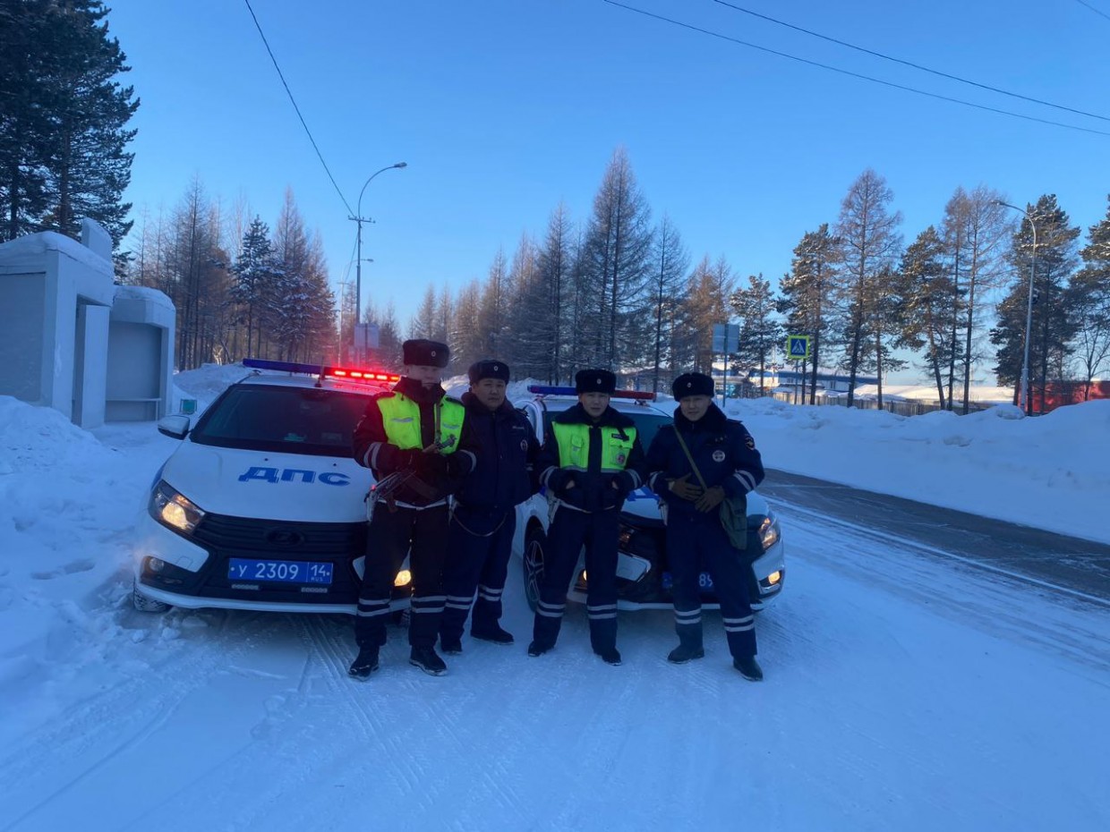 В Якутии инспекторы ДПС помогли семье, у которой сломалась машина на трассе в 40 градусный мороз