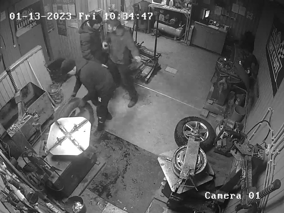 «Какие 300, вы что, угораете?»: Якутяне требуют закрыть шиномонтажку после нападения с монтировкой на клиента