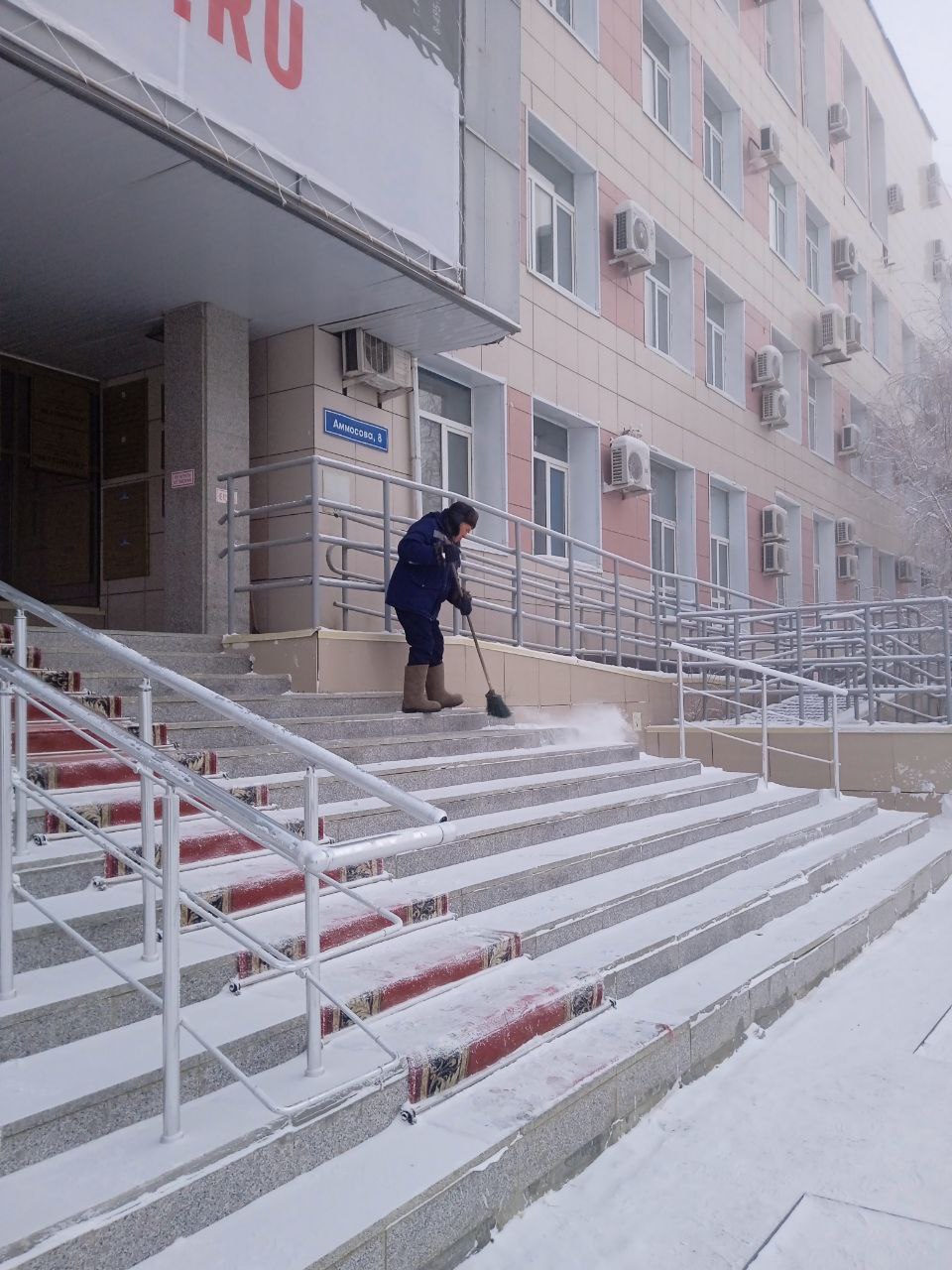 Якутск посленовогодний. На улицах можно встретить только собачников, гаишников и коммунальщиков