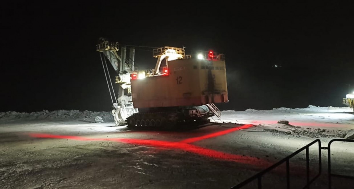 «Якутуголь» оборудовал спецтехнику световой системой безопасности