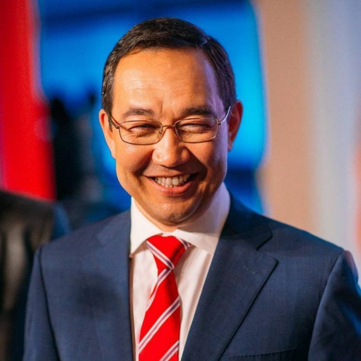 Кто и как поздравлял сегодня Айсена Николаева с днем рождения