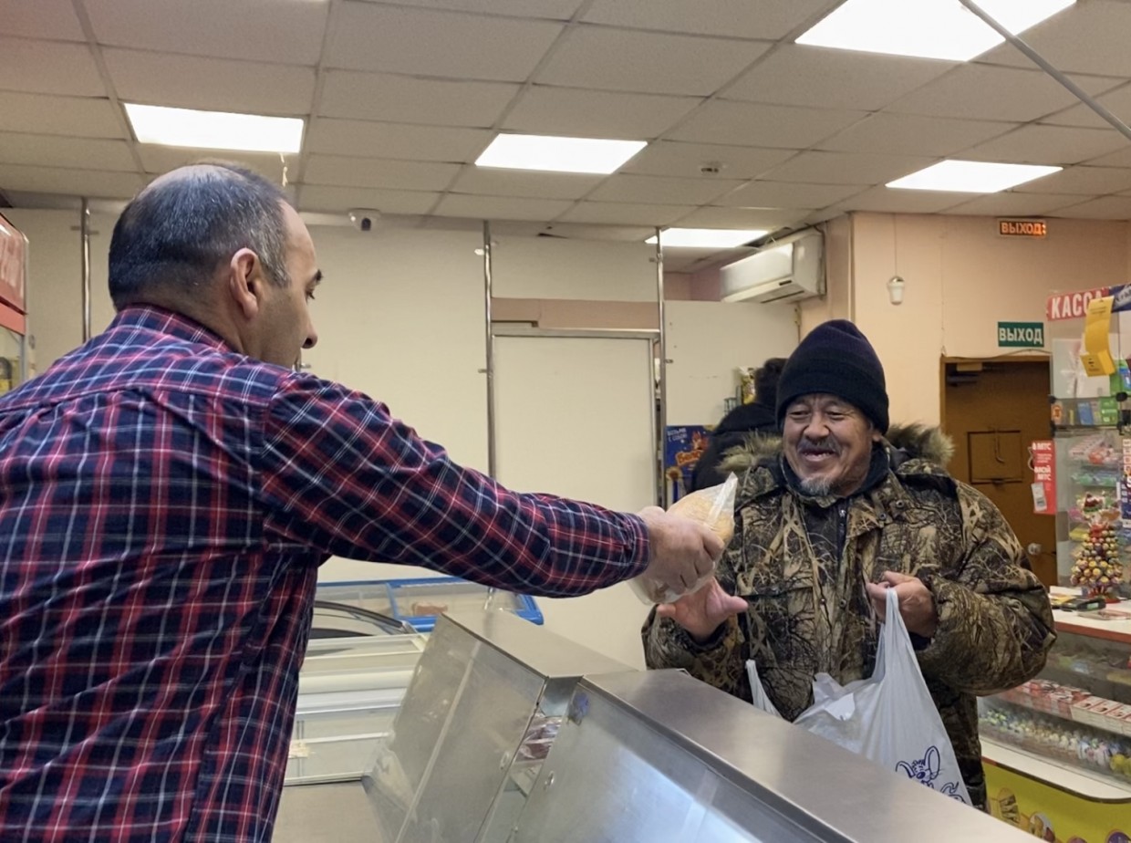 «Давно меня так не поздравляли…»: В Якутске добрый магазин раздал пенсионерам и ветеранам набор продуктов