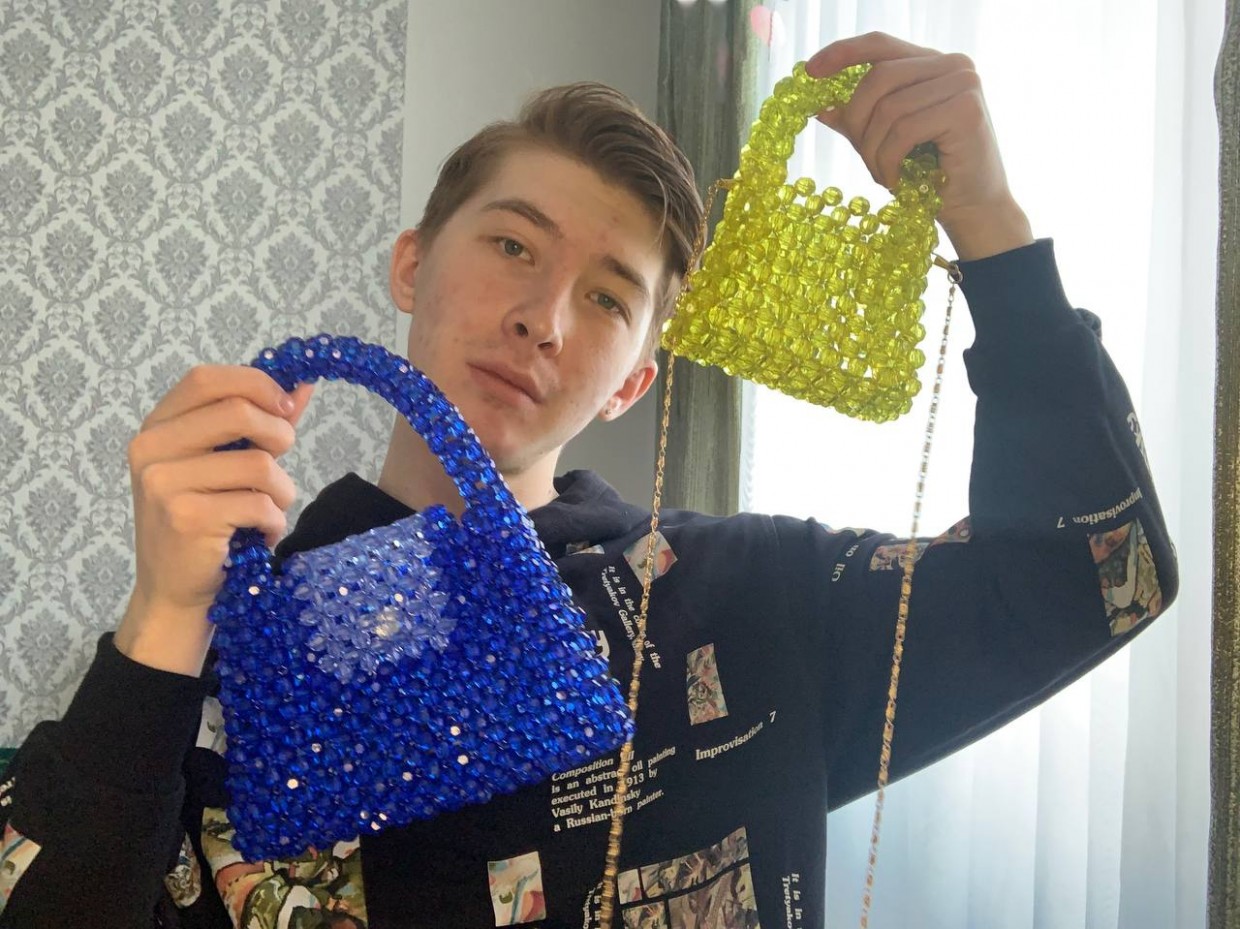 «Бабочки, медузы, сумки»: Молодой мастер из Амги создает шедевры из бисера