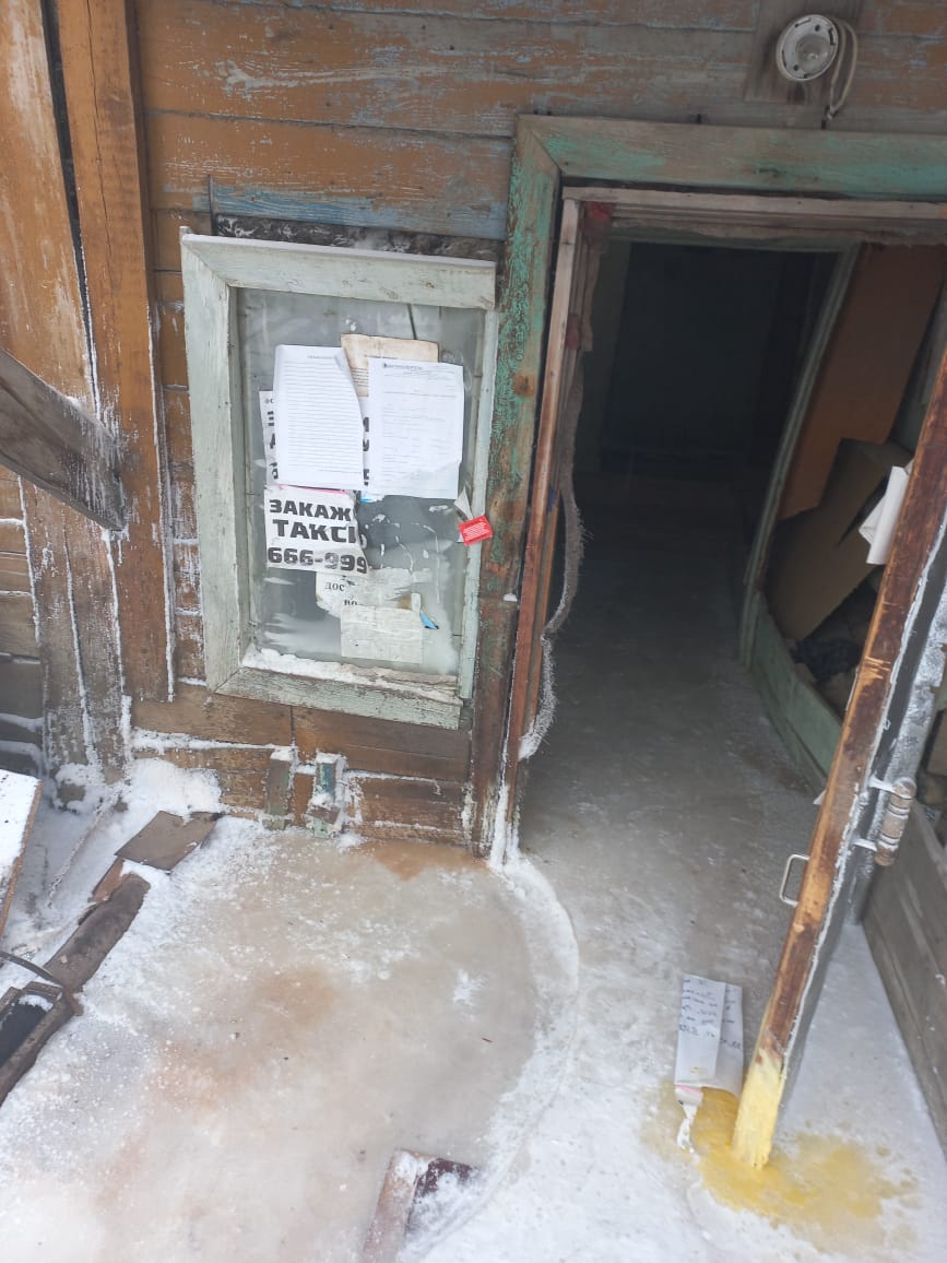 В Якутске пожилая женщина сломала руку, поскользнувшись на замерзших нечистотах