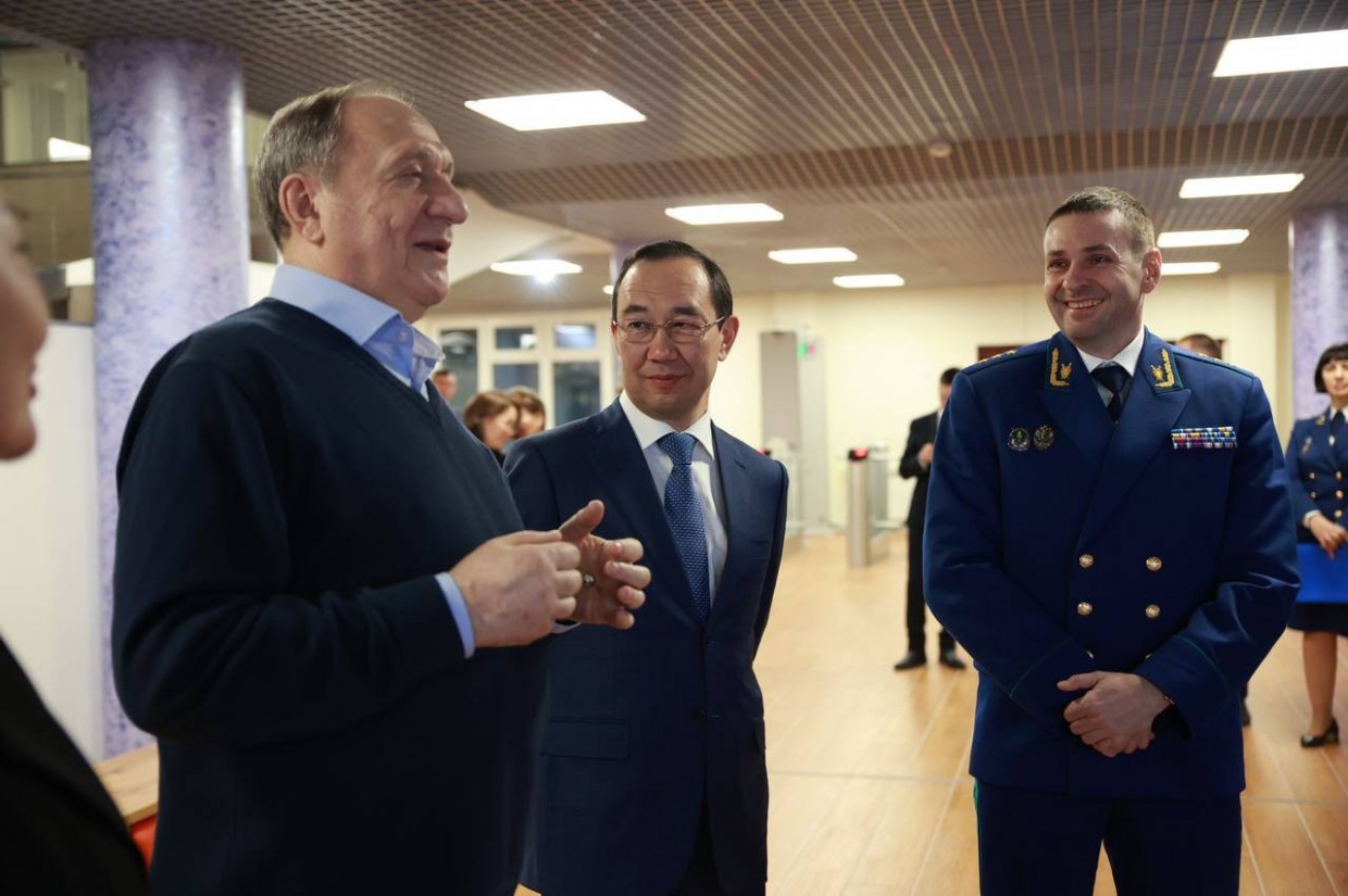Глава Якутии показал прокурору новую школу в Якутске