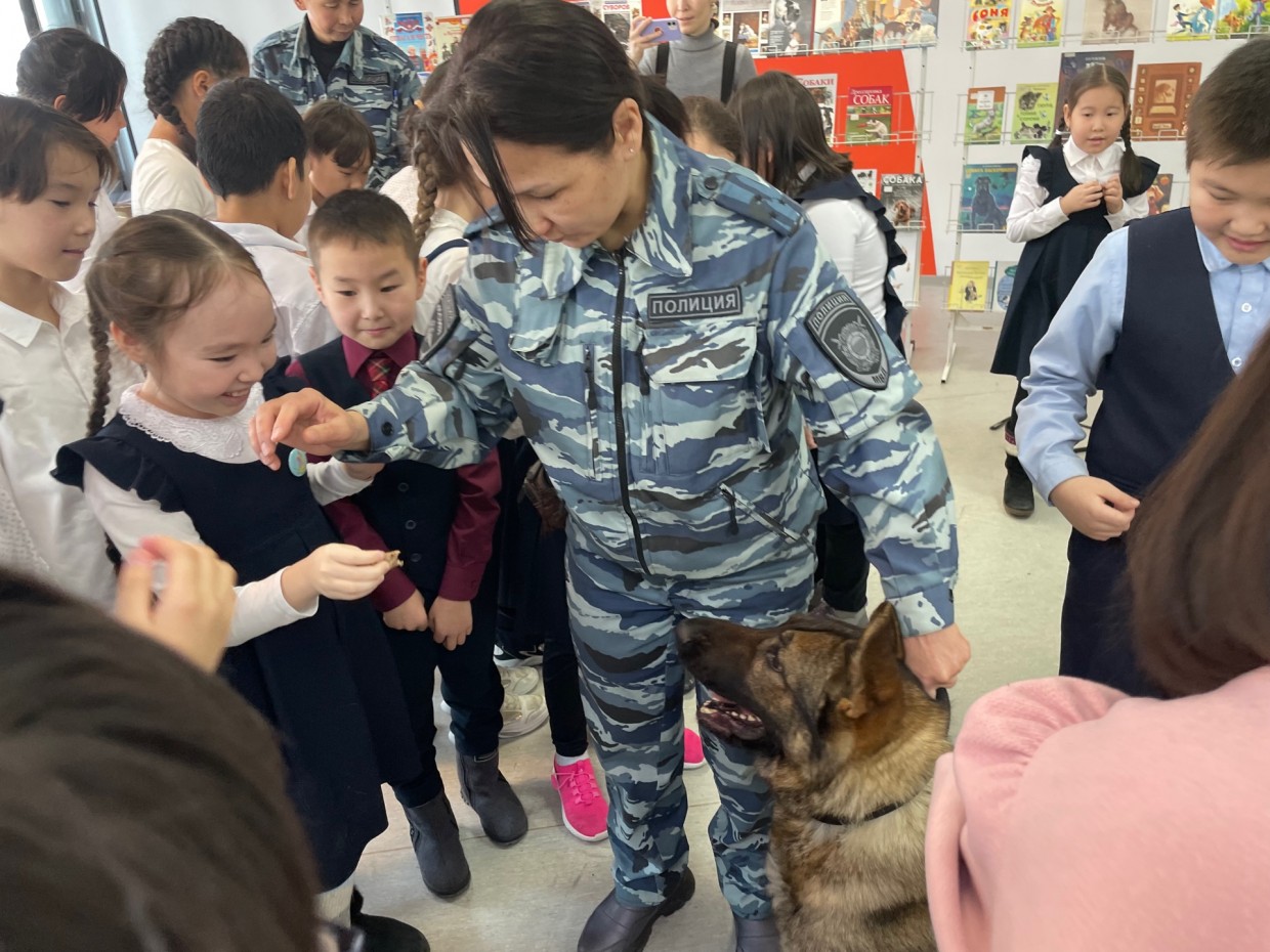 Чуткий нюх, самоотверженность и преданность. Кинологи МВД рассказали детям про четвероногих напарников