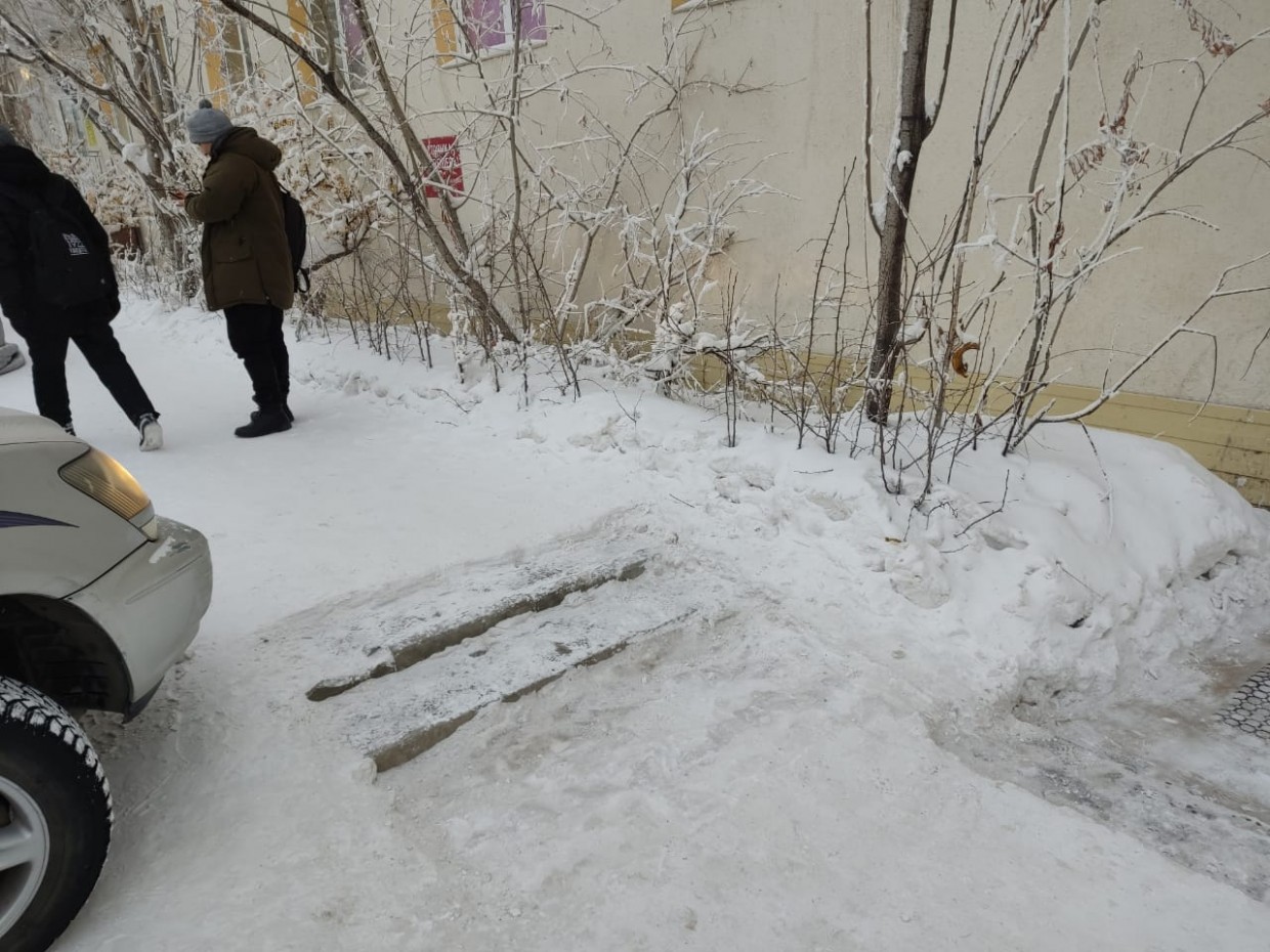 «У нас нет гололеда»: Горожане падают на скользкой территории поликлиники №1