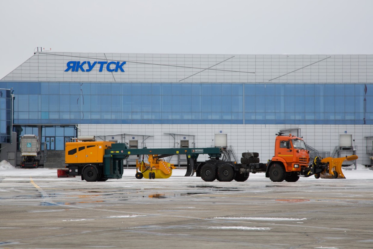 В аэропорт «Якутск» поступила новая снегоуборочная машина