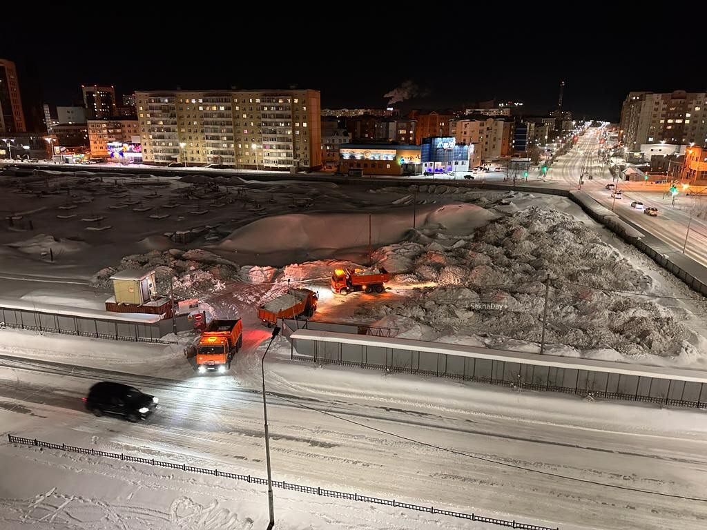 «Почему стройплощадка Парка будущих поколений используется для складирования снега?»