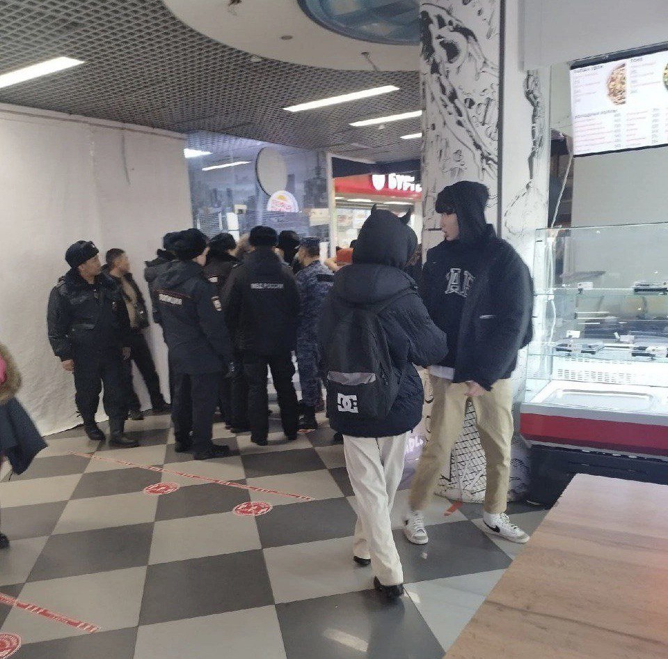 Подростки, задержанные в торговом центре в Якутске, получили предупреждение от полиции