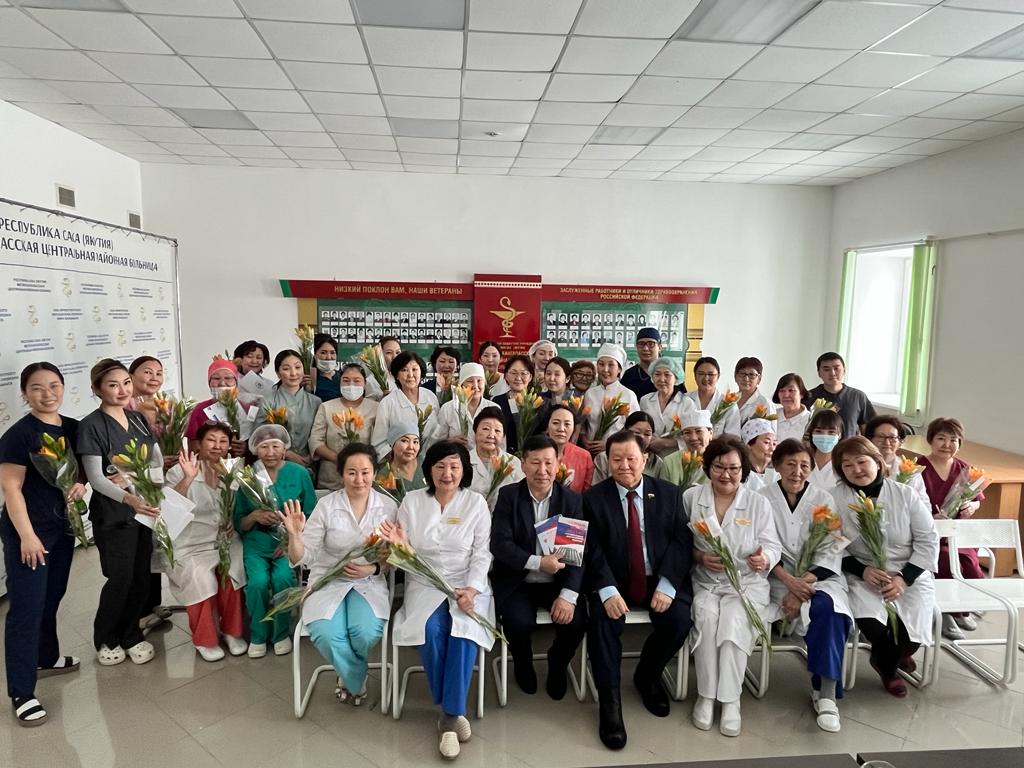 Федот Тумусов поздравил прекрасную половину районной больницы в Якутии