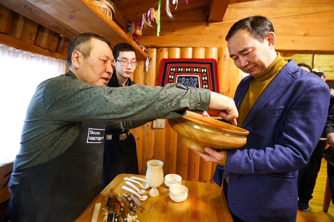 В Якутии учредят стипендии народным мастерам