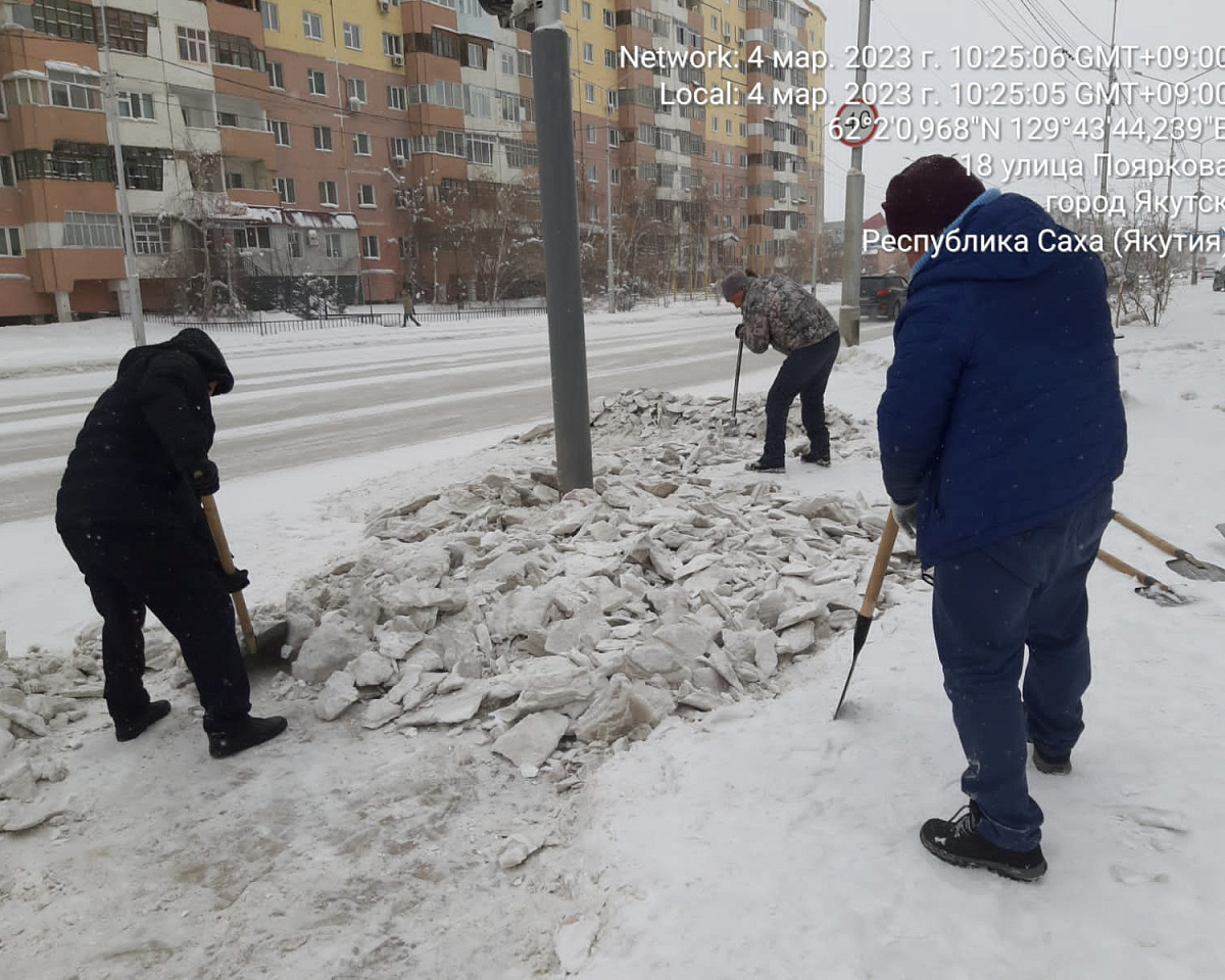 В Якутске чистят снег в круглосуточном режиме