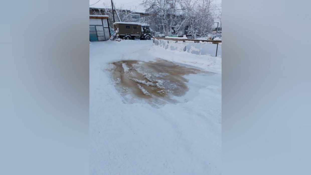 Два месяца УК не устраняла канализационную течь в Якутске