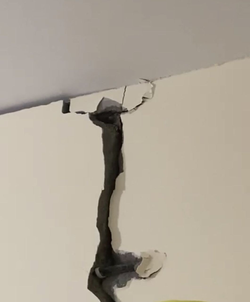 Из аварийного дома в аварийный. Новостройка разрушается в одном из сел Якутии