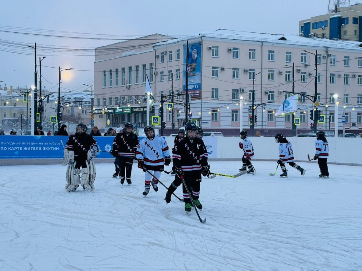 Водоканал обустроил каток на площади Ленина в Якутске
