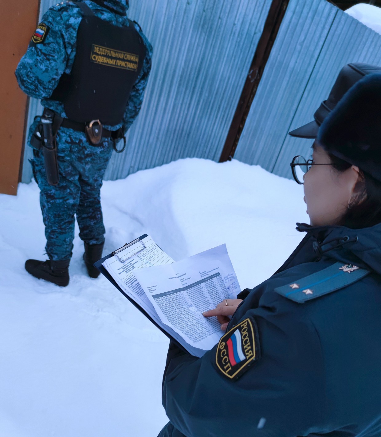 Энергетики и судебные приставы Якутска проводят совместные рейды по квартирам неплательщиков за электроэнергию