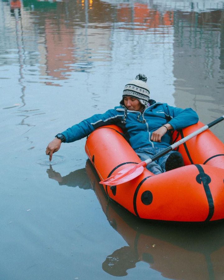 Якутские фотографы сняли фотосет с лодочником во дворе