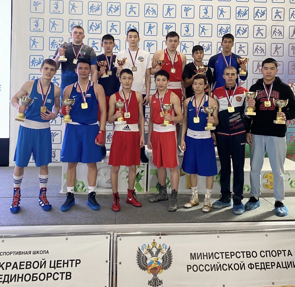 Небывалую коллекцию медалей везут из Хабаровска якутские боксеры-юниоры