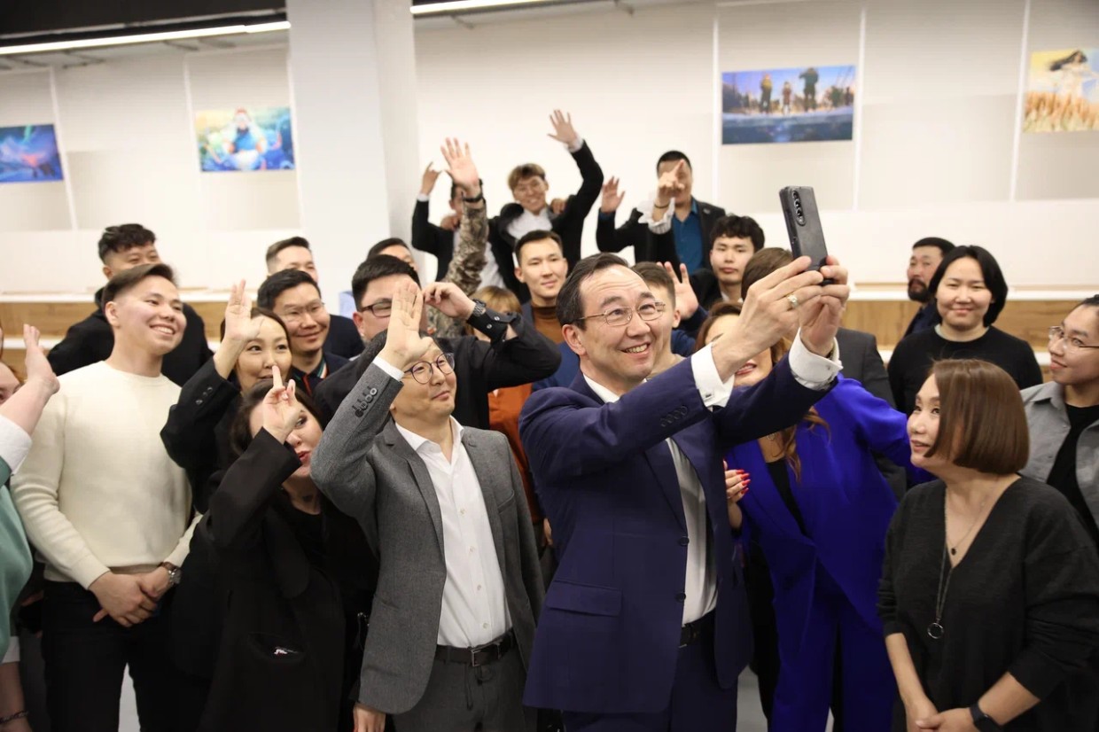 Глава Якутии встретился с блогерами, певицами и авторами общественных проектов