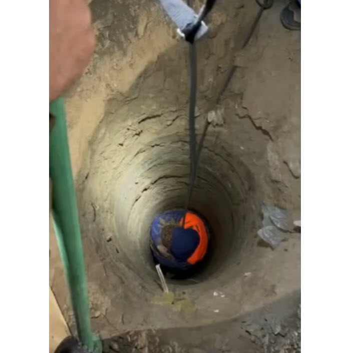 В Якутске охранник провалился на стройке в яму для свай на глубину 15 метров