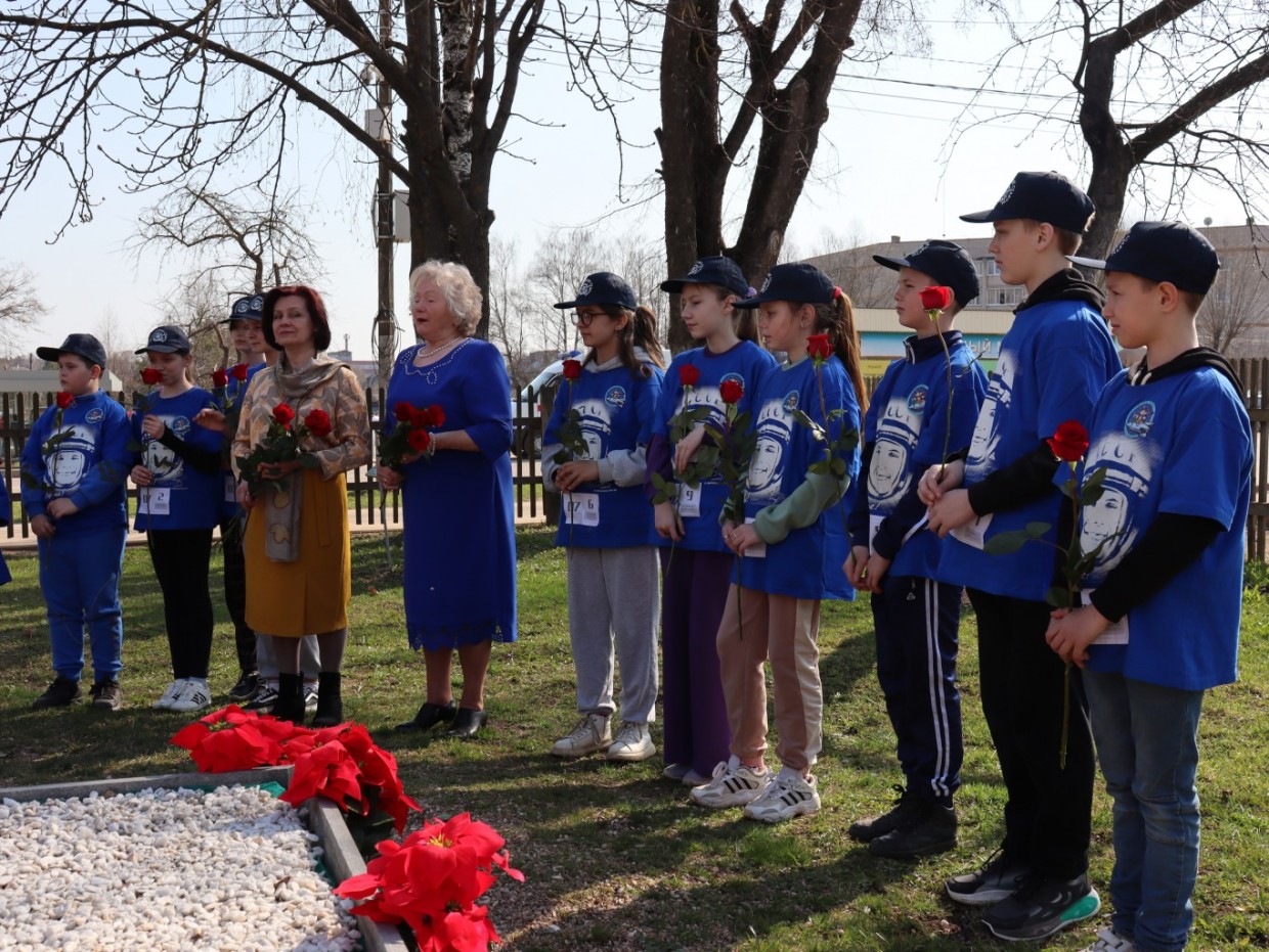 Памятнику матери Юрия Гагарина возложили цветы от Михаила Николаева и всех якутян