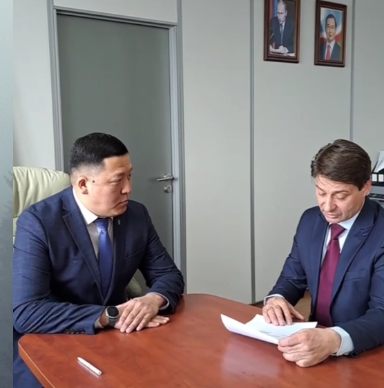 Политик Владимир Федоров официально на стороне «Единой России». Но интересно на видео выражение лица Руслана Платонова