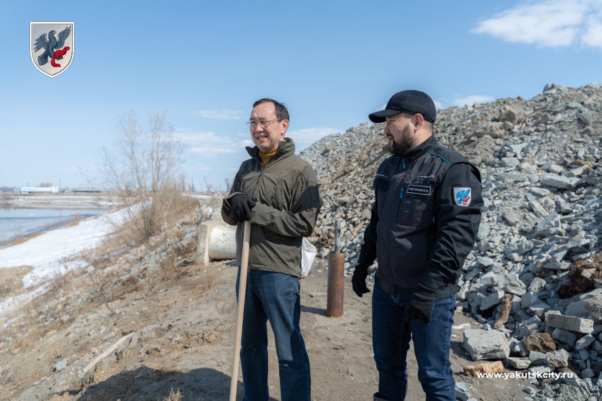 Евгений Григорьев принял участие в субботнике на территории 202 микрорайона