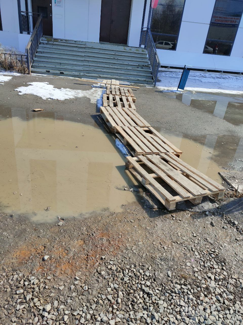 РГ: Жители Якутска выбирались из утопающих домов с помощью поддонов