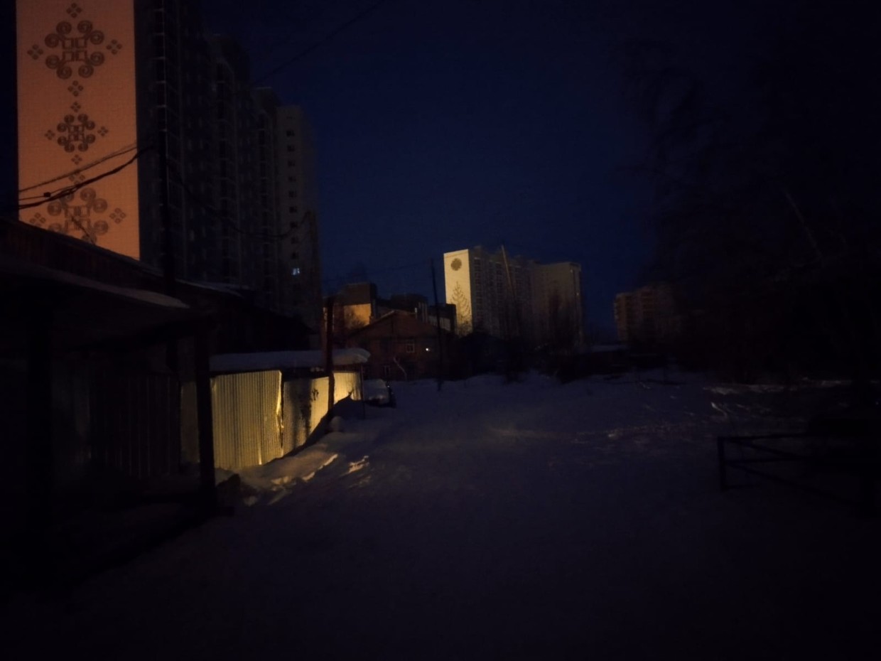 Сильный порывистый ветер стал причиной отключения электроэнергии в некоторых районах Якутска