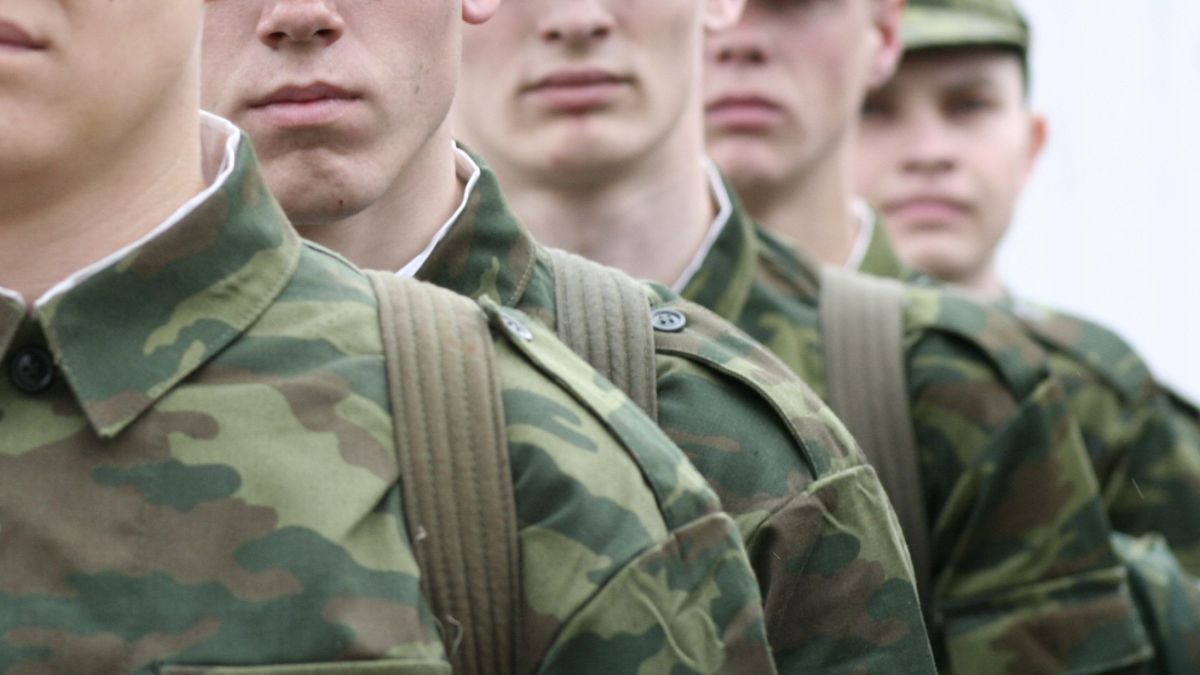 Порядка 600 человек призовут весной в армию из Якутска
