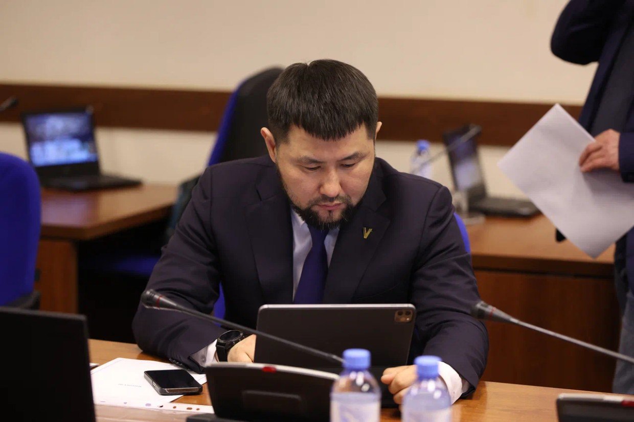 «Сами ездите по проспекту на джипах». Горожанка раскритиковала мэра Якутска на его странице во ВКонтакте