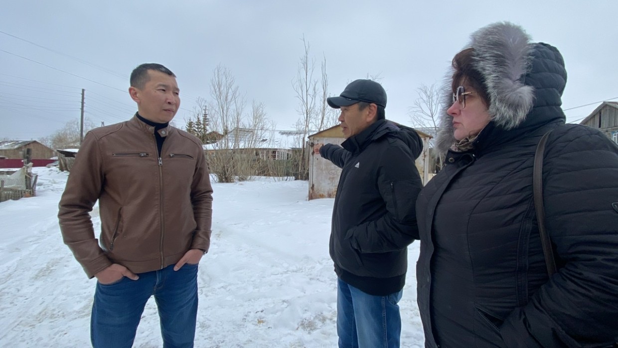 В 17 квартале провалились в лужу двое учащихся. Об этом сообщили жители на встрече в Строительном округе