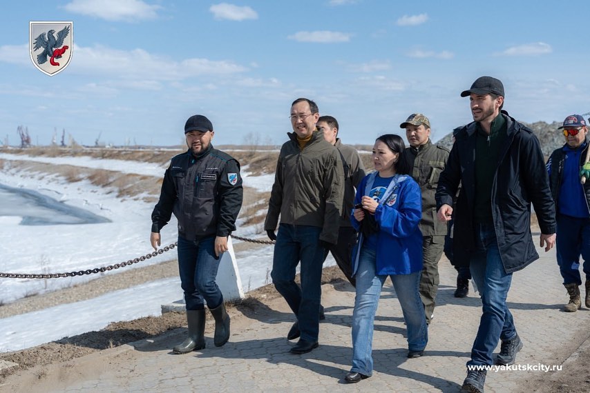 В якнете раскритиковали выход на субботник мэра и главы Якутии