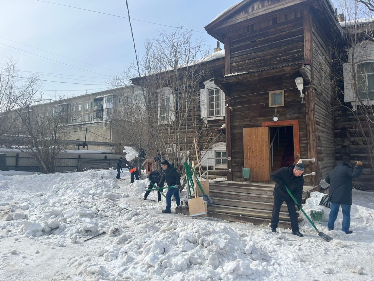 Водоканальцы очистили от снега территорию музея «Якутская ссылка»