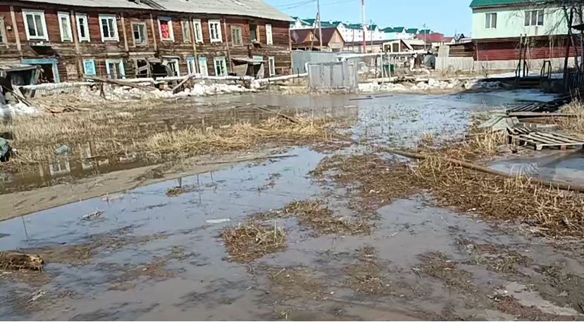 Жители затопленных домов в Строительном округе: «Бессмысленно откачивать воду, нужна эвакуация»